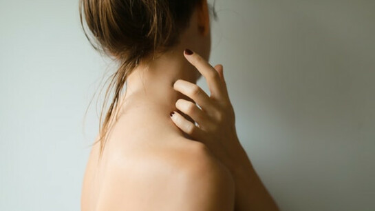 背部痘痘退散！皮膚科醫師傳授「美背3重點」 | 光澤診所 DR.SHINE