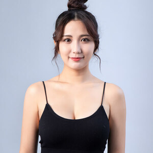 讓啦啦隊女孩圓夢的女王波隆乳，展現活力曲線