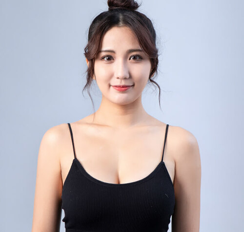 讓啦啦隊女孩圓夢的女王波隆乳，展現活力曲線