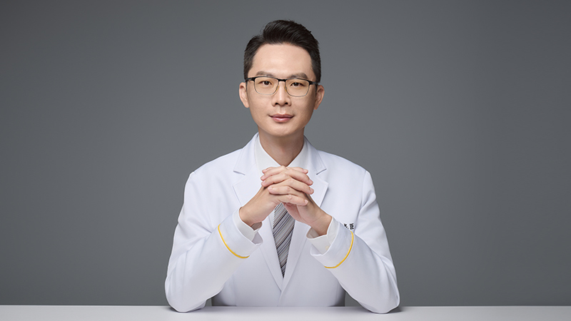 陳威臣醫師指出5D亮睛術採以複合式手術，因此能一次解決多個眼周問題，如今也提供給愛美人士新的選擇